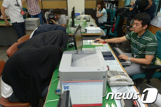 서대문경찰서 수사과 지능범죄팀 경찰이 6일 오전 서울 서대문구 미근동 서대문경찰서에서 보이스피싱-대출사기 혐의로 검거된 중국 콜센터 일당을 조사하고 있다.  2014.8.6/뉴스1 ⓒ News1 민경석 기자