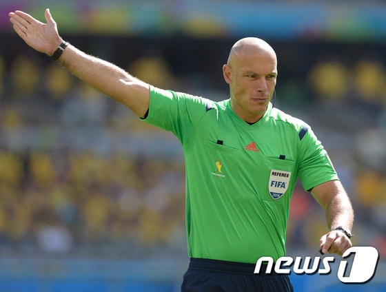 하워드 웹 주심이 25년 간의 심판 생활을 마무리 했다. ⓒ AFP=News1