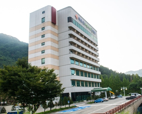 경남 거창군의 유일한 1급 관광호텔을 리모델링 후 지난 10일 개원한 덕유산자연사랑요양병원. 2014.09.11/뉴스1 ⓒ News1 김성진 기자