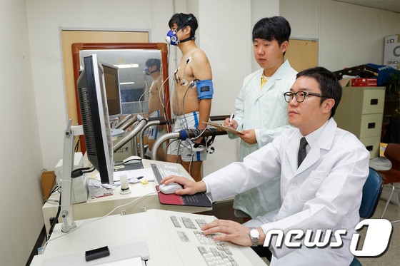 울산대학교 스포츠과학부가 지난해에 이어 건강증진센터 전문 인력 위탁관리 사업자로 재선정됐다. 사진은 울산대 스포츠과학부의 스포츠의학실에서 운동부하 검사를 하고 있는 모습. /울산대학교 제공 ⓒ News1