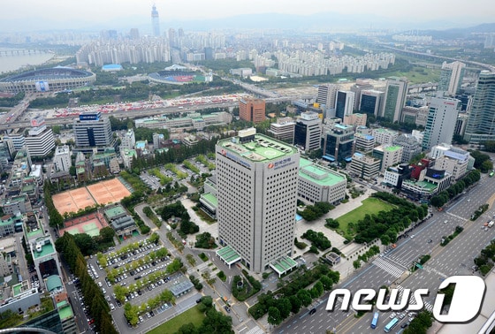 삼성그룹과 현대차그룹이 치열하게 경쟁 중인 서울 강남구 삼성동 한국전력공사(이하 한전) 부지 입찰이 17일 오후 마감된다. 한국전력공사 삼성동 부지 전경. 2014.9.17/뉴스1 ⓒ News1 박정호 기자