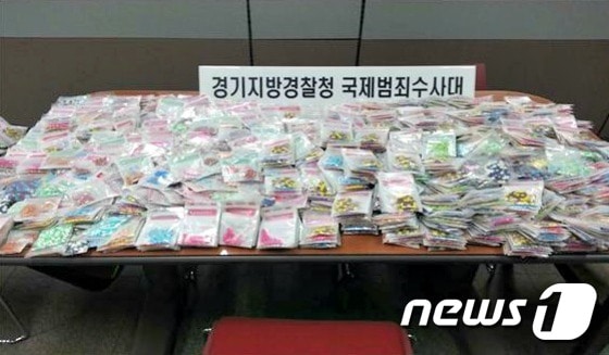 뇌졸증, 심장병 등의 부작용을 유발시키는 불법 다이어트 약품을 태국에서 대량 밀수입해 유통시킨 일당이 경찰에 적발됐다. 경찰은 이들에게서 약 20만정을 압수했다. ⓒ News1