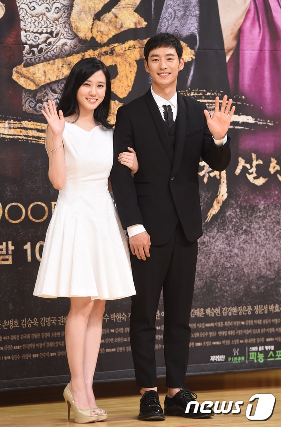 극중 부부로 출연하는 배우 박은빈, 이제훈(오른쪽)이 18일 오후 서울 목동SBS에서 열린 월화드라마 ‘비밀의 문’ 제작발표회에 참석해 포즈를 취하고 있다. ⓒ News1