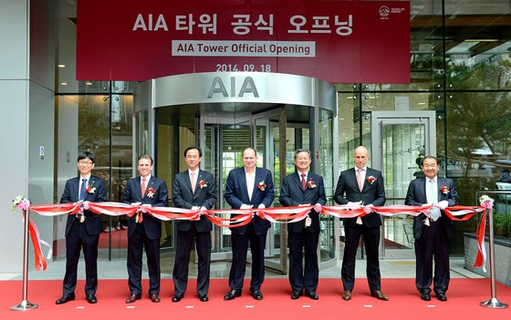 18일 서울시 중구 순화동 AIA 타워에서 열린 ‘AIA 타워 공식 오프닝 행사’에서 주요 인사들이 테이프 커팅을 하고 있다. 왼쪽 두번째부터 AIA생명 다니엘 코스텔로 대표, 보험개발원 김수봉 원장, AIA그룹 마크 터커 회장, 생명보험협회 김규복 회장, AIA그룹 고든 왓슨 지역총괄 CEO ⓒ News1