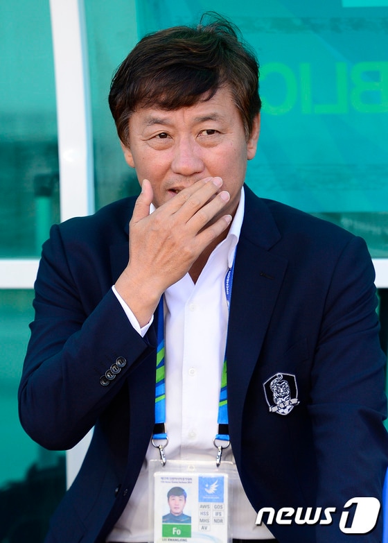 이광종 한국 축구국가대표팀 감독이 21일 경기도 화성종합경기타운에서 열린 2014 인천 아시안게임 남자축구 예선 A조 한국과 라오스의 경기에 앞서 그라운드를 바라보고 있다. ⓒ News1 박지혜 기자