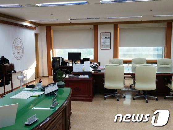 22일 강신명 청장이 공개한 경찰청장 집무실. (강신명 페이스북) ⓒ News1