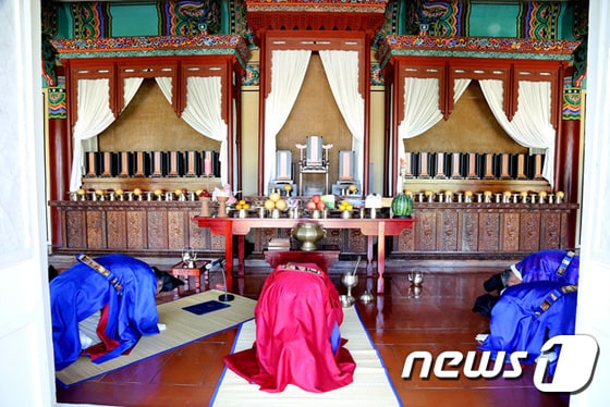 21일 오전 충익사 사당에서 열린 곽재우 장군 탄신 462주년 다례제 모습. <의령군 제공>ⓒ News1