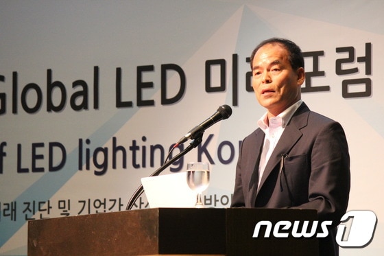 청색 발광다이오드(LED)를 개발하면서 "청색 LED의 아버지"로 불리는 나카무라 슈지 미국 샌타바버라대 교수가 제 1회 글로벌 LED 미래 포럼에서 강연을 하고 있다. 2014.09.25/뉴스1 ⓒ News1 서송희 기자