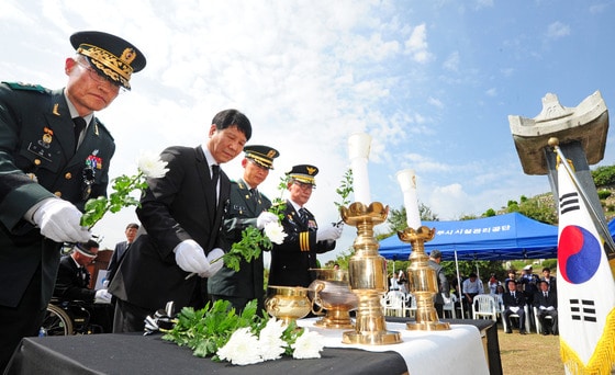 6.25 전쟁 당시 전주형무소에서 학살된 우익 인사들의 넋을 기리는 추모식이 열린 26일 오전 전북 전주시 효자공원묘지에서 참석자들이 헌화를 하고 있다. 이날 추모식에는 이철승 전 헌정회 회장 등 "전주형무소 학살사건" 희생자 유가족들을 비롯해 이형규 전북 정무부지사와 김승수 전주시장 등 각급 유관단체장들이 참석했다.2014.9.26/뉴스1 2014.09.26/뉴스1 ⓒ News1 김대웅 기자