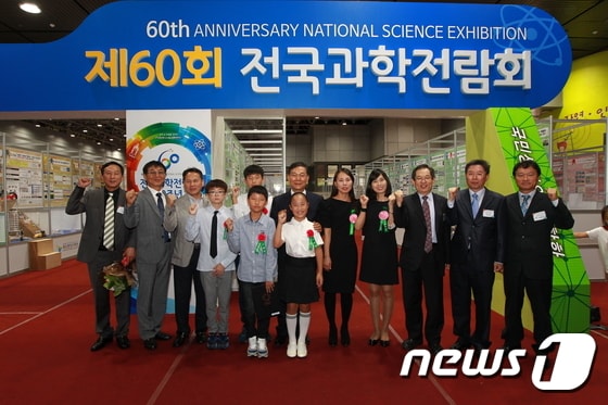 장만채 전남도교육감(가운데)이 제60회 전국과학전람회수상역대수상자들과 기념촬영하고 있는 모습./사진제공=전남도교육청ⓒ News1