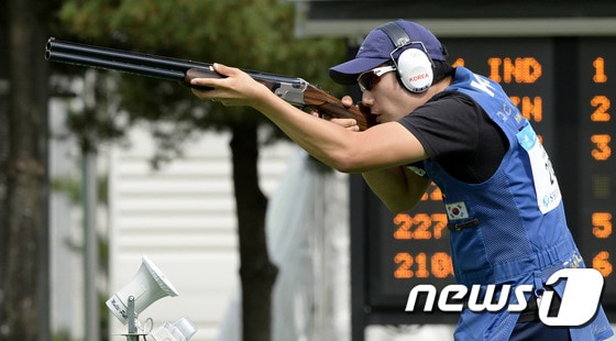 30일 오전 경기 화성시 경기도종합사격장에서 열린 2014 인천아시안게임 사격 남자 스키트 본선에서 한국 황정수가 5라운드에서 퍼펙트 스코어(25점)을 기록하고 있다. ⓒ News1 안은나 기자