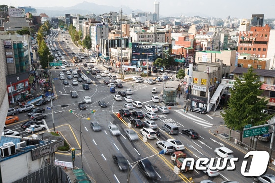 서울시가 약수고가도로 철거공사를 완료한 지난 4일 통행이 재개된 약수역 사거리에 차량들이 운행하고 있다. ⓒ뉴스1