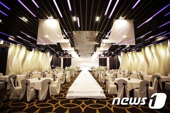 울산MBC컨벤션이 웨딩홀 '펠리시타'를 비롯해 예식 피로연, 돌잔치, 일반행사 진행 등 다용도로 활용이 가능한 대연회장 리뉴얼 공사를 끝내고 새롭게 문을 연다. 사진은 펠리시타홀 모습.(울산웨딩연합회 제공)ⓒ News1