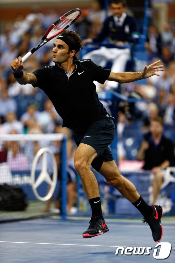 &acute;테니스 황제&acute; 로저 페더러(스위스·세계랭킹 3위)가 5일(한국시간) 미국 뉴욕주 플러싱 메도의 빌리진 킹 내셔널 테니스센터에서 열린 US오픈 테니스대회 남자 단식 8강전에서 프랑스의 가엘 몽피스(세계랭킹 24위)를 3-2(4-6 3-6 6-4 7-5 6-2)로 꺾었다.ⓒ AFP=News1