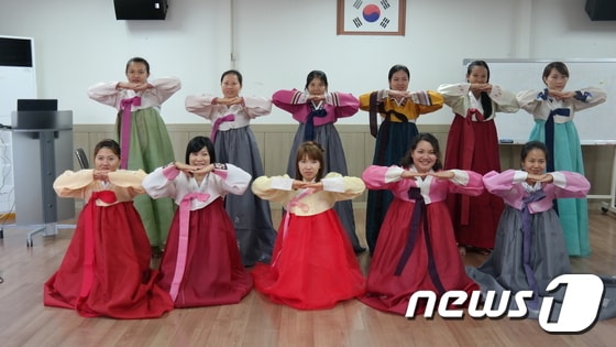 전북 고창군다문화가족지원센터(센터장 강연화)는 추석을 앞두고 5일 베트남 결혼이주여성들을 대상으로 ‘한국전통예절체험교실’을 열었다. 이주여성들이 한복을 입고 큰절을 하고 있다.ⓒ News1