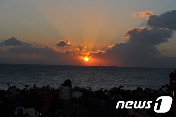 2015년 을미년 새해 첫 날인 1일 오전 울산 울주군 간절곶에 첫 해가 떠오르고 있다. 2015.1.1/뉴스1 ⓒ News1 조창훈 기자