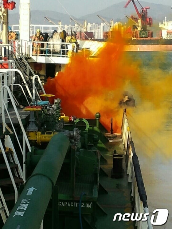 11일 오후 2시39분께 울산 남구 매암동 울산항 제4부두에 계류 중이던 1543t급 화학물질운반선 한양에이스호에서 폭발사고가 발생했다. (울산소방본부 제공)ⓒ News1 