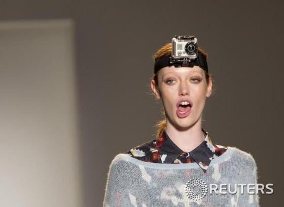 2013년 한 캐나다 모델이 고프로 카메라를 머리에 착용한 채 리허설 중이다. ⓒ 로이터=뉴스1