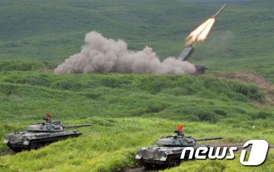 지난해 8월19일 일본 육상자위대가 도쿄 서쪽 약 100km 떨어진 고템바기지에서 실시한 훈련중 미사일을 발사하고 있다. ⓒ AFP=News1