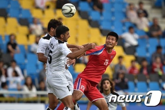 북한대표팀 선수 박광룡(23·FC바젤·오른쪽) ⓒ AFP=News1