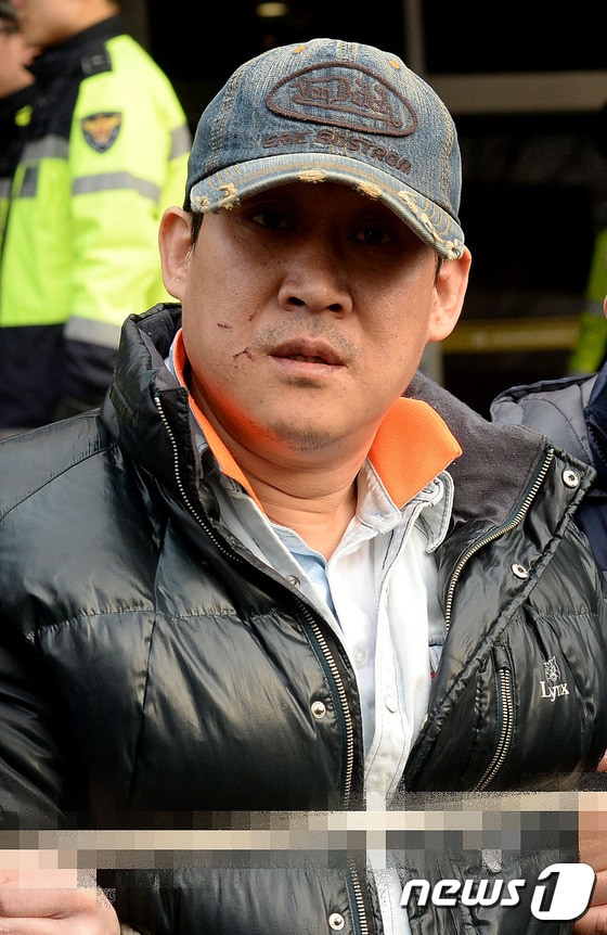 안산 인질극 피의자인 김상훈(47)씨가 15일 오전 경기도 안산 단원경찰서에서 영장 실질검사를 위해 이동하고 있다. 피의자는 지난 13일 안산시 본오동 가정집에서 인질극을 벌이며 부인의 전남편을 비롯해 두명을 살해했다. 2015.1.15/뉴스1 ⓒ News1 이재명 기자