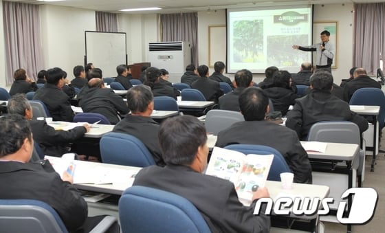 동부팜한농은 지난해 12월 2일부터 올해 1월 15일까지 총 5회에 걸쳐 경기도 화성시와 광주시에서 &acute;농민대학&acute;을 운영했다. ⓒ News1