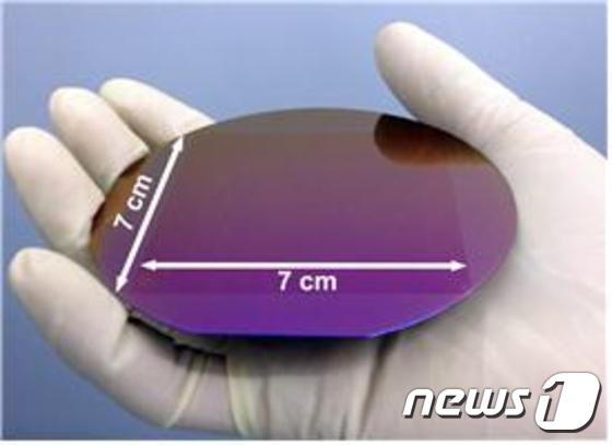 4인치 실리콘 웨이퍼에 전사된 그래핀ⓒ News1