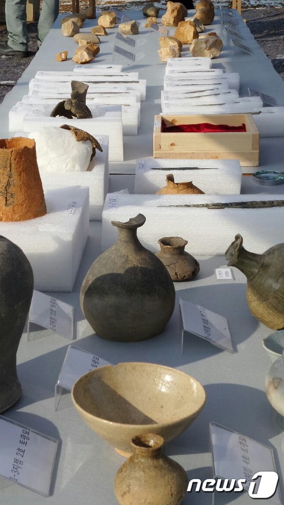 (재)중원문화재연구원이 충북 충주시 종합스포츠타운 조성사업 부지에서 출토된 유물을 19일 공개했다. 사진=장천식 기자ⓒNews1
