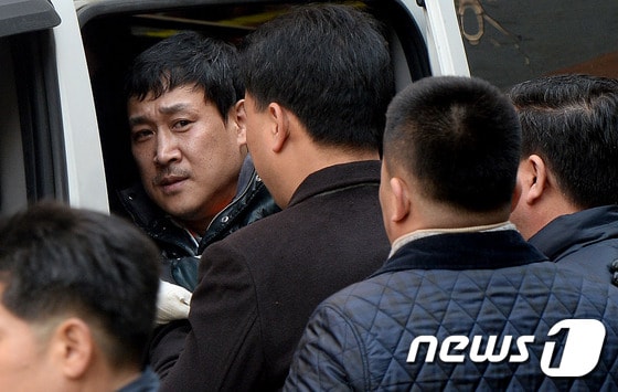 '안산 인질극' 피의자 김상훈이 19일 오전 경기도 안산시 상록구 본오동 현장검증을 마치고 차량에 탑승하고 있다. 피의자는 지난 13일 안산시 본오동 가정집에서 인질극을 벌이며 부인의 전남편을 비롯해 두명을 살해했다. 2015.1.19/뉴스1 ⓒ News1 이재명 기자