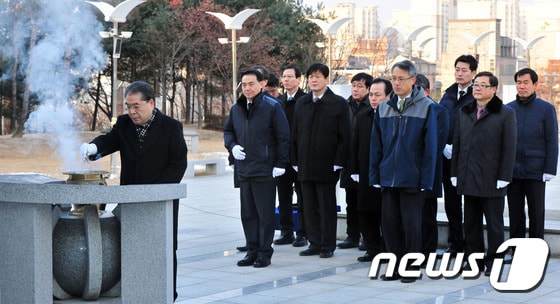 이재정 경기교육감은 2일 주요 간부들과 함께 수원시 인계동 현충탑을 찾아 참배했다./사진제공=경기교육청 ⓒ News1