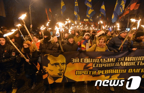 우크라이나 키예프에서 1일(현지시간) 약 2000여명의 시민들이 민족주의자 지도자인 스테판 반데라의 탄생 106주년을 맞아 횃불을 들고 행진을 벌이고 있다. ⓒ AFP=News1