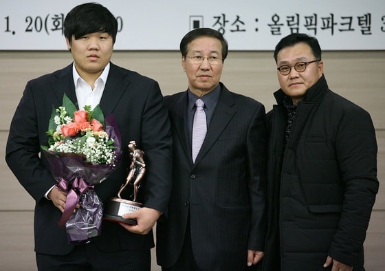 김진(왼쪽)이 20일 오후 2시 서울 송파구 방이동 서울올림픽파크텔 3층 대한체육회 회의실에서 열린 시상식에서 지역장사대회 최우수선수에 뽑혔다. (대한씨름협회 제공) ⓒ News1