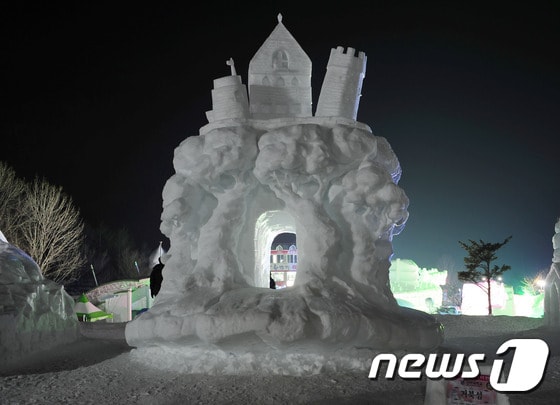 제22회 태백산눈축제 전국대학생눈조각 경연대회에서 신라대 &#39;거북섬&#39;이 대상을 수상했다. &#40;사진제공=태백시&#41; 2015.01.26/뉴스1 ⓒ News1 하중천 기자