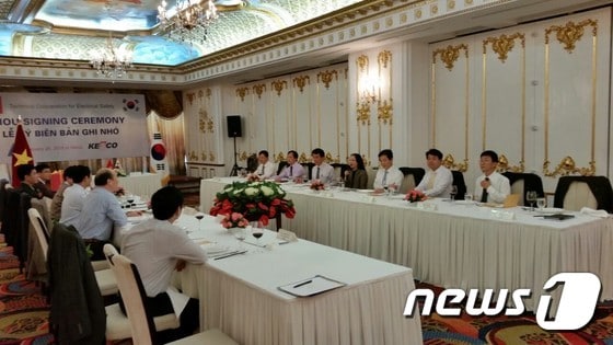 한국전기안전공사(사장 이상권)가 26일 베트남 산업무역부 산하 전기설비 검사기관인 산업검사센터와 전기안전 분야 상호 협력을 위한 기술협약을 체결했다. 베트남 하노이에서 열린 협약식(사진제공=한국전기안전공사) 2015.01.27/뉴스1 ⓒ News1 박제철 기자