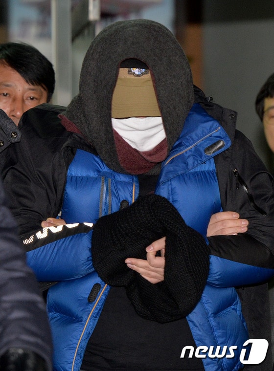 청와대 폭파 협박 피의자 강씨가 29일 오전 수원지법에서 예정된 영장실질심사를 받기 위해 수원남부경찰서를 나서면서 왼손으로 일베 인증 손 모양과 비슷한 제스처를 취했다. 2015.1.29/뉴스1 ⓒ News1 이재명 기자