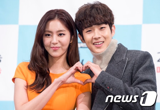 애프터스쿨 유이(왼쪽)와 배우 최우식이 29일 오후 서울 임피리얼 팰리스 서울에서 열린 tvN 월화드라마 ‘호구의 사랑’ 제작발표회에서 매력을 발산하고 있다 ⓒ News1 김진환 기자