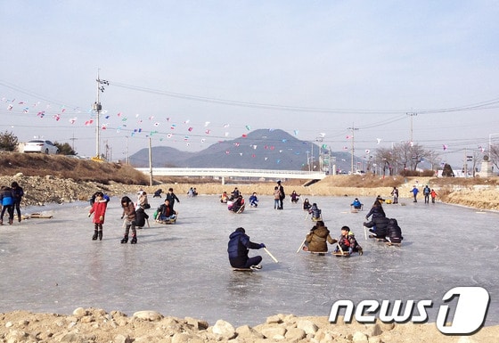 26일 원주시 농업기술센터 옆 매지천에 조성된 민속썰매장에서 시민들이 신나게 썰매를 타고 있다.(독자 제공).2014.1.26/뉴스1 ⓒ News1 권혜민 기자