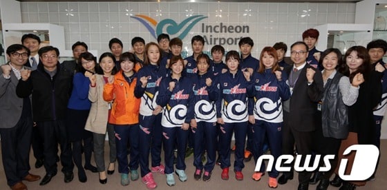 5일 오전 인천공항공사에서 인천공항 배드민턴단 스카이몬스 신규 선수 영입을 기념해 스카이몬스 선수단과 인천공항공사 임직원이 단체사진을 촬영하고 있다. 2015.01.05/뉴스1 ⓒ News1 강남주 기자