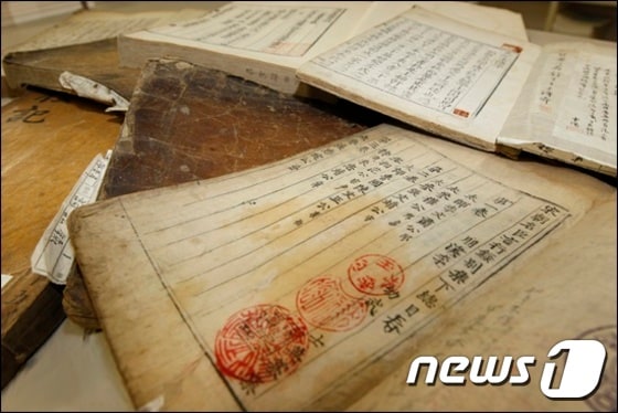 장서인은 책의 소유를 밝히기 위해 찍는 도장이다.