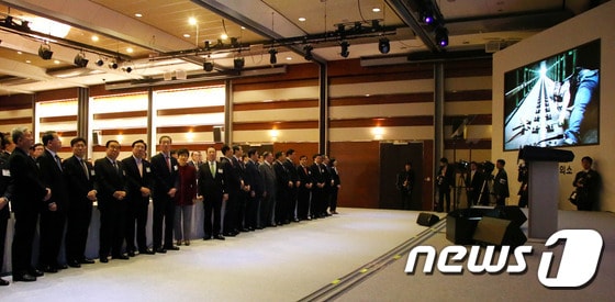 대한상공회의소가 1월 5일 개최한 '2015년 경제계 신년인사회'에서 박근혜 대통령과 박용만 대한상의 회장이 참석자들과 제1회 대한민국 기업사진공모전 수상작을 소재로 제작한 동영상을 감상하고 있다.ⓒ News1