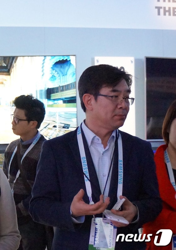 김현석 삼성전자 영상디스플레이사업부 사장이 미국 라스베이거스에서 열린 CES에서 SUHD에 대해 설명하고 있다.ⓒ News1