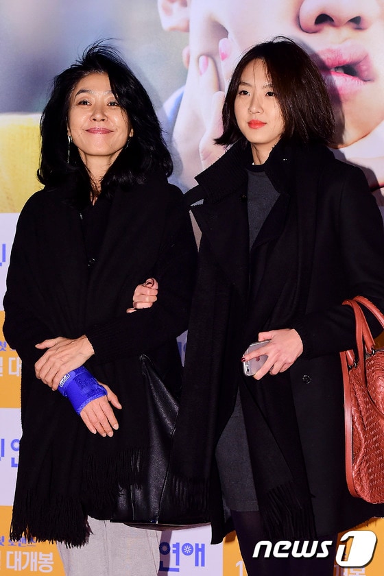 이승기 문채원 주연의 영화 '오늘의 연애' VIP시사회에 동반참석한 김부선-이미소 모녀