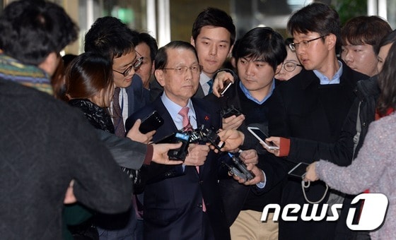 김기춘 대통령 비서실장이 9일 오전 서울 여의도 국회에서 열린 운영위원회 전체회의에서 참석하고 있다. 2015.1.9/뉴스1 2015.01.09/뉴스1 ⓒ News1 허경 기자