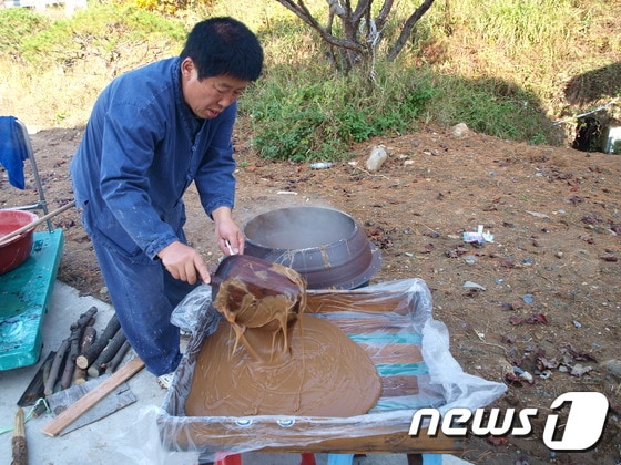 도토리묵 명인으로 지정받은 김영근씨가 전통방법으로 묵을 제조하고 있다.ⓒ News1