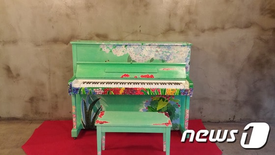 광주 동구는 시민들에게 볼거리를 제공하고자 예술의 거리 내에 '길거리 피아노(Street piano)'를 설치했다고 12일 밝혔다. 사진은 예술의 거리에 위치한 무등갤러리 로비에 설치된 길거리 피아노의 모습. (동구청 제공) 2015.10.12/뉴스1 ⓒ News1 윤용민 기자