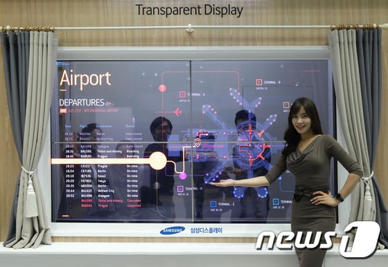 삼성디스플레이는 14~16일 경기도 고양 킨텍스에서 열리는 '국제정보디스플레이전시회(IMID) 2015'에 참가한다. 사진은 45%의 투과율을 갖춘 55인치 투명 OLED로 꾸민 거실 창문. (사진제공=삼성디스플레이) 2015.10.14/뉴스1 ⓒ News1