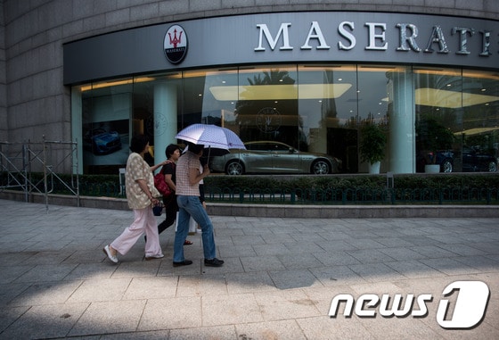 중국인들이 상하이에 소재한 자동차 브랜드 마세라티 매장을 지나고 있다. ⓒAFP=뉴스1