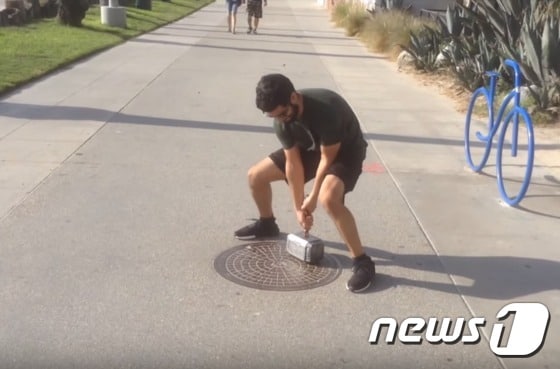 영화 '어벤져스' 시리즈에 나오는 토르의 망치가  미국 캘리포니아 한복판에 나타났다. (유튜브 영상 캡처) ⓒ News1