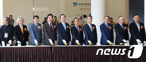17일 전주 한국소리문화의 전당에서 열린 2015 세계서예전북비엔날레에 정종섭 행정자치부 장관과 송하진 도지사, 이낙연 전남도지사, 허진규 조직위원장을 비롯한 참석자들이 테잎컷팅을 하고 있다.(전북도 제공)2015.10.17/뉴스1 ⓒ News1 김대웅 기자
