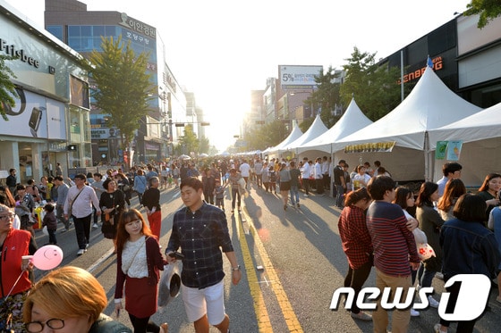 11일 개막하는 ‘2023 대전 0시 축제’가 대전역~옛 충남도청을 잇는 중앙로 일원에서 17일까지 차량 통행을 전면 통제한 가운데 펼쳐진다. 사진은 2015년 10월 중앙로에서 열린 차 없는 거리 행사 모습. /뉴스1 ⓒNews1 DB